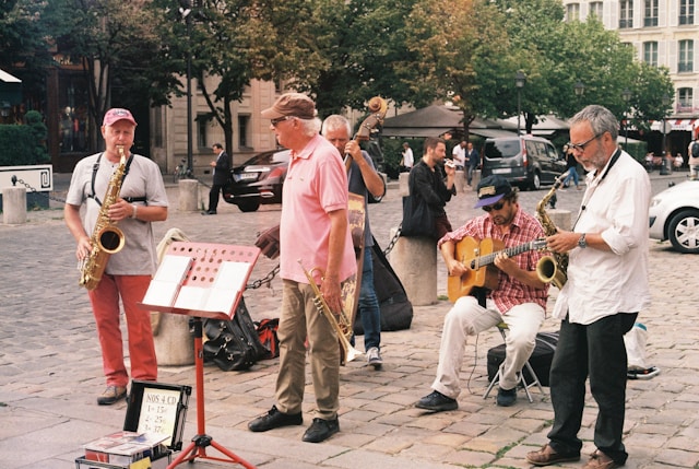 Foto de Los Sonidos Callejeros tocando en la calle.