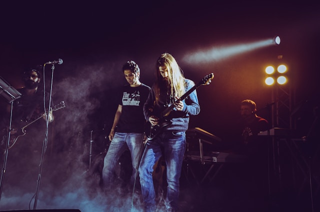 Foto de La Banda Urbana actuando en un escenario.