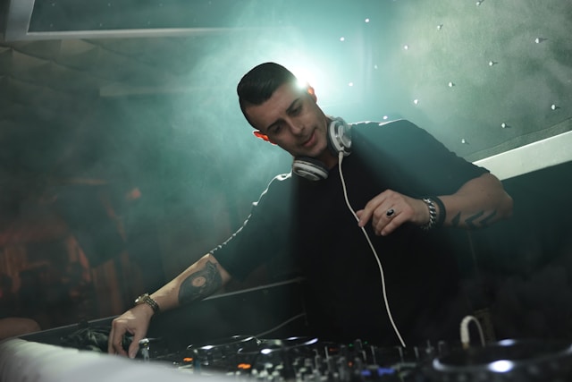 Foto de DJ Metrópolis con sus consolas de mezcla.